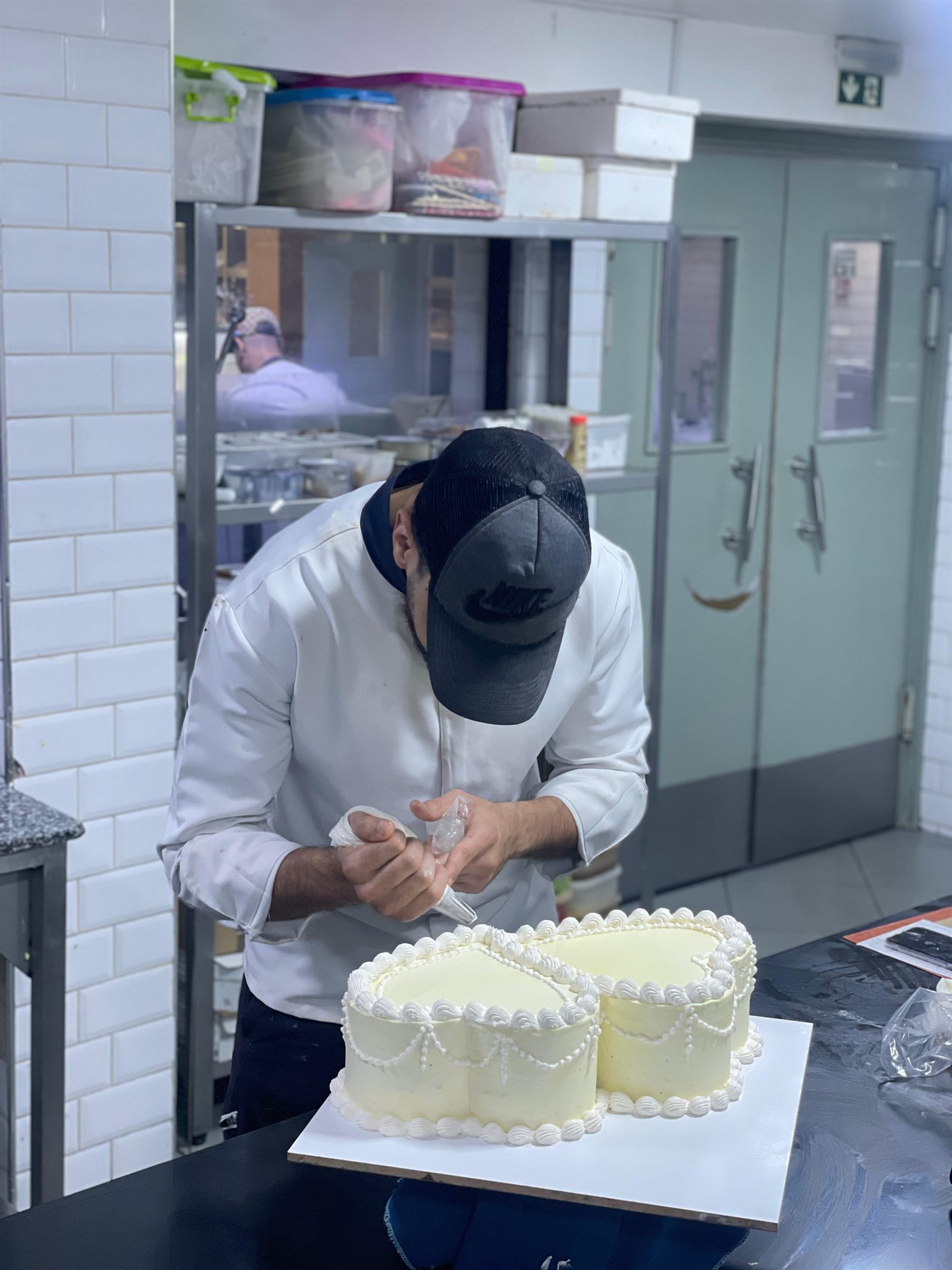 Sahnedekor auf einer Herztorte spritzen