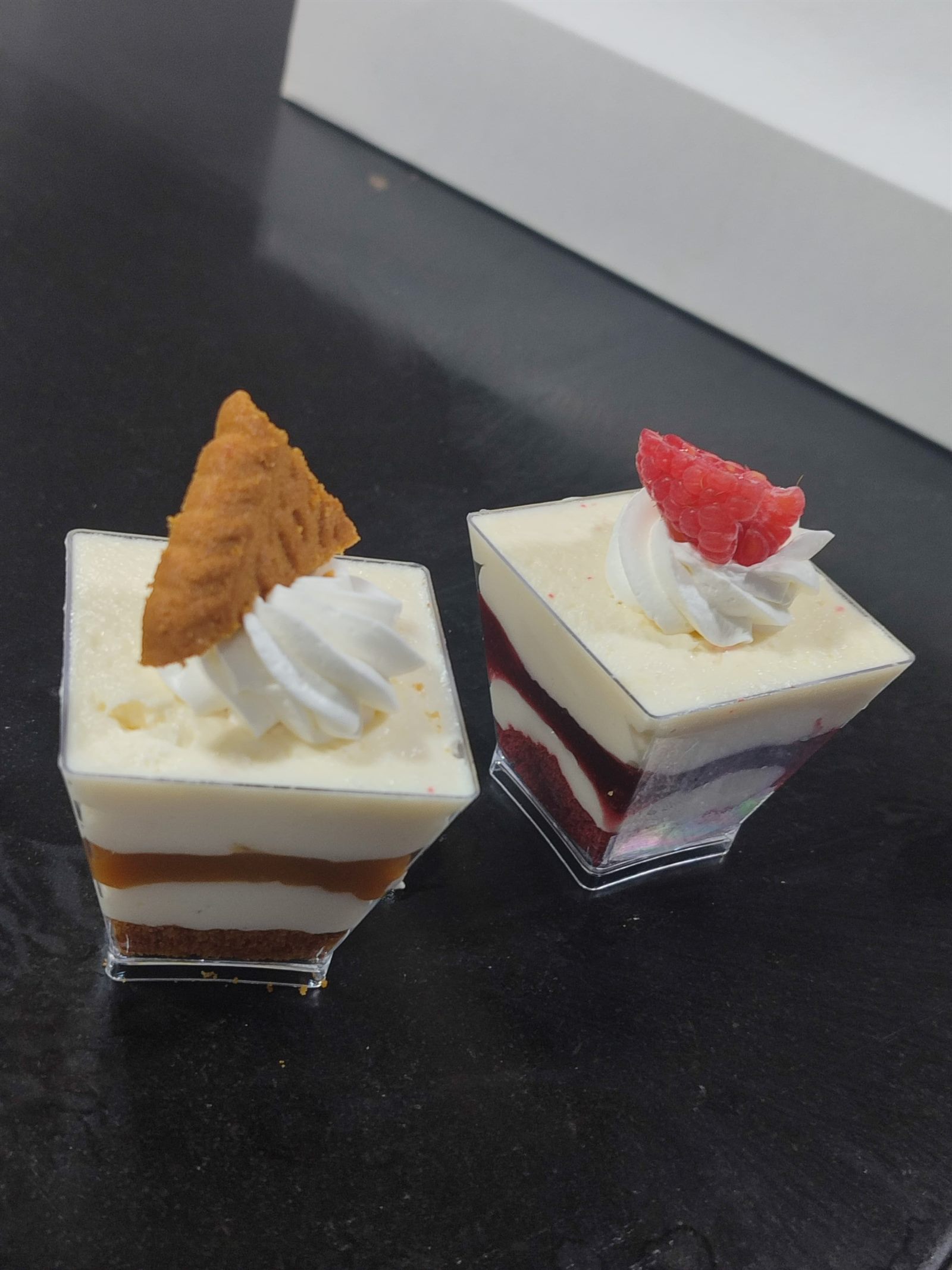 Zwei geschichtete Desserts im Glas