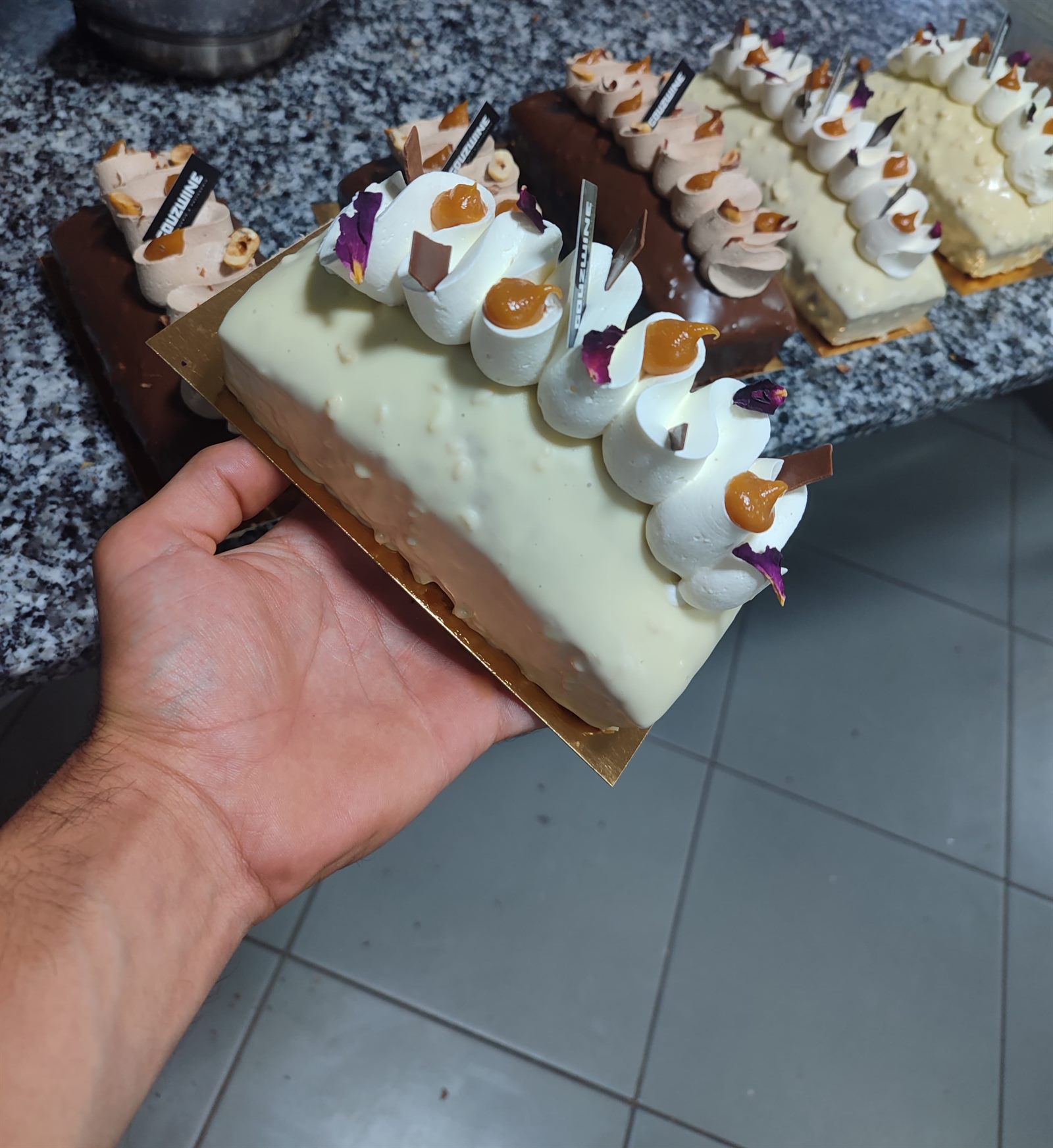 Entremet mit weißer Schokolade und Sahnedekor