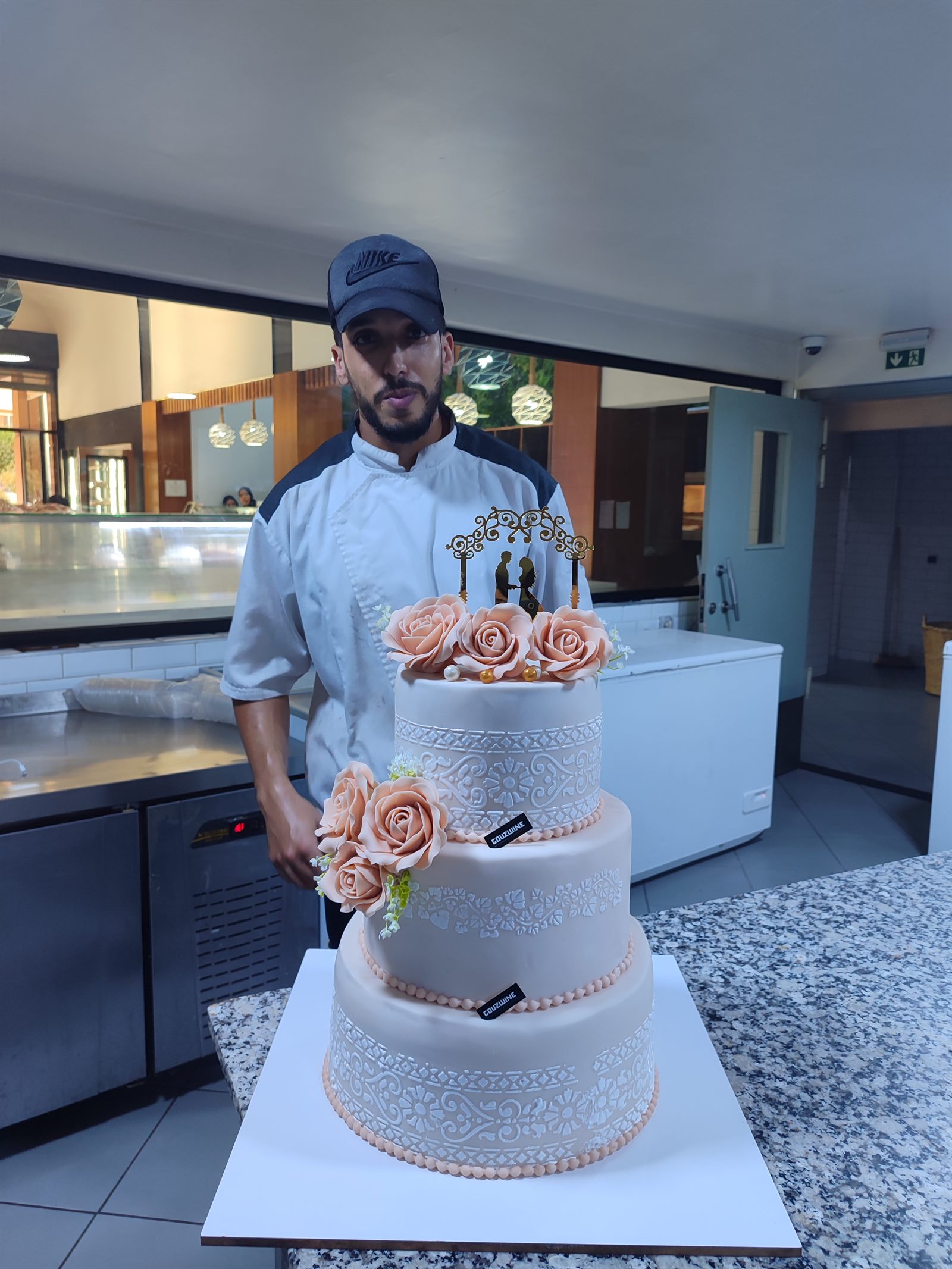 Dreistöckige Hochzeitstorte mit Zuckerrosen