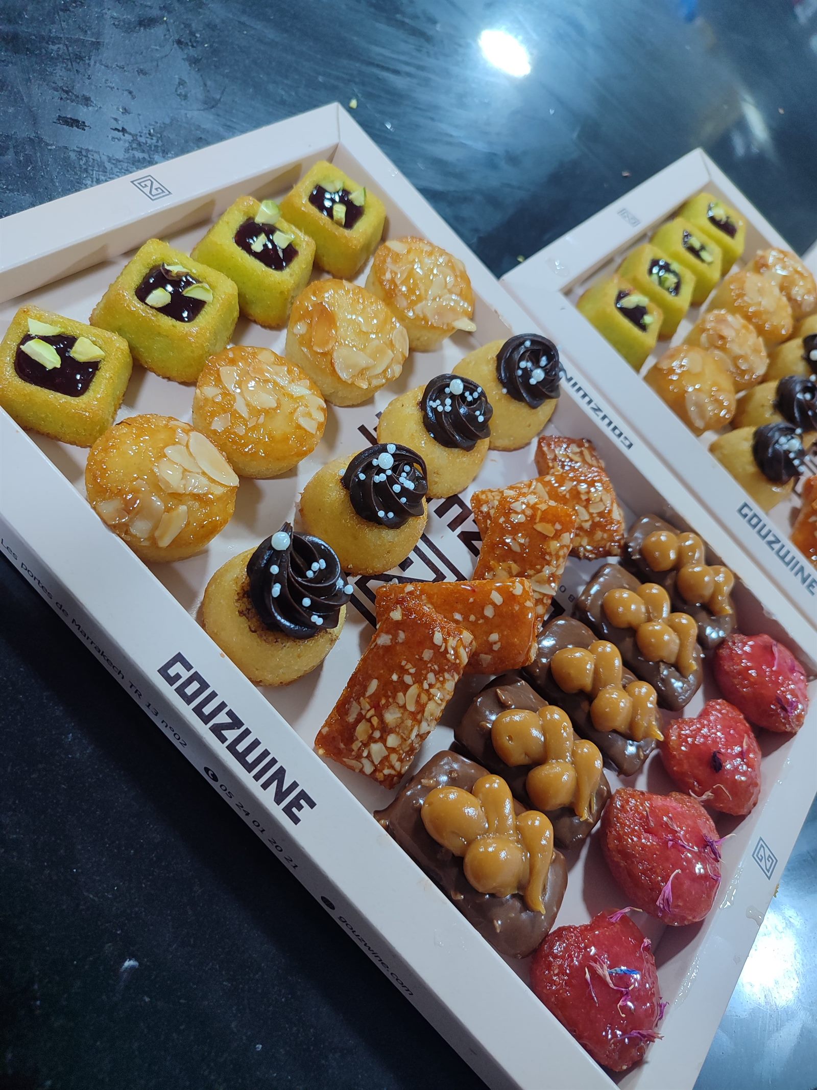 Petits Fours in zwei Verkaufsschachteln