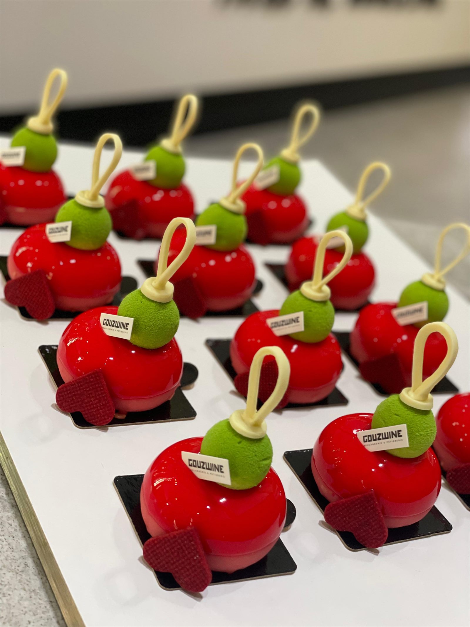 Petits Gâteaux mit roter Spiegelglasur