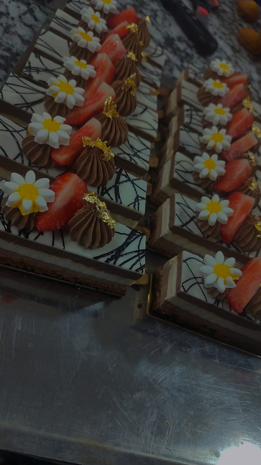 Schokoladenschnitten mit Erdbeere und Zuckerblüte